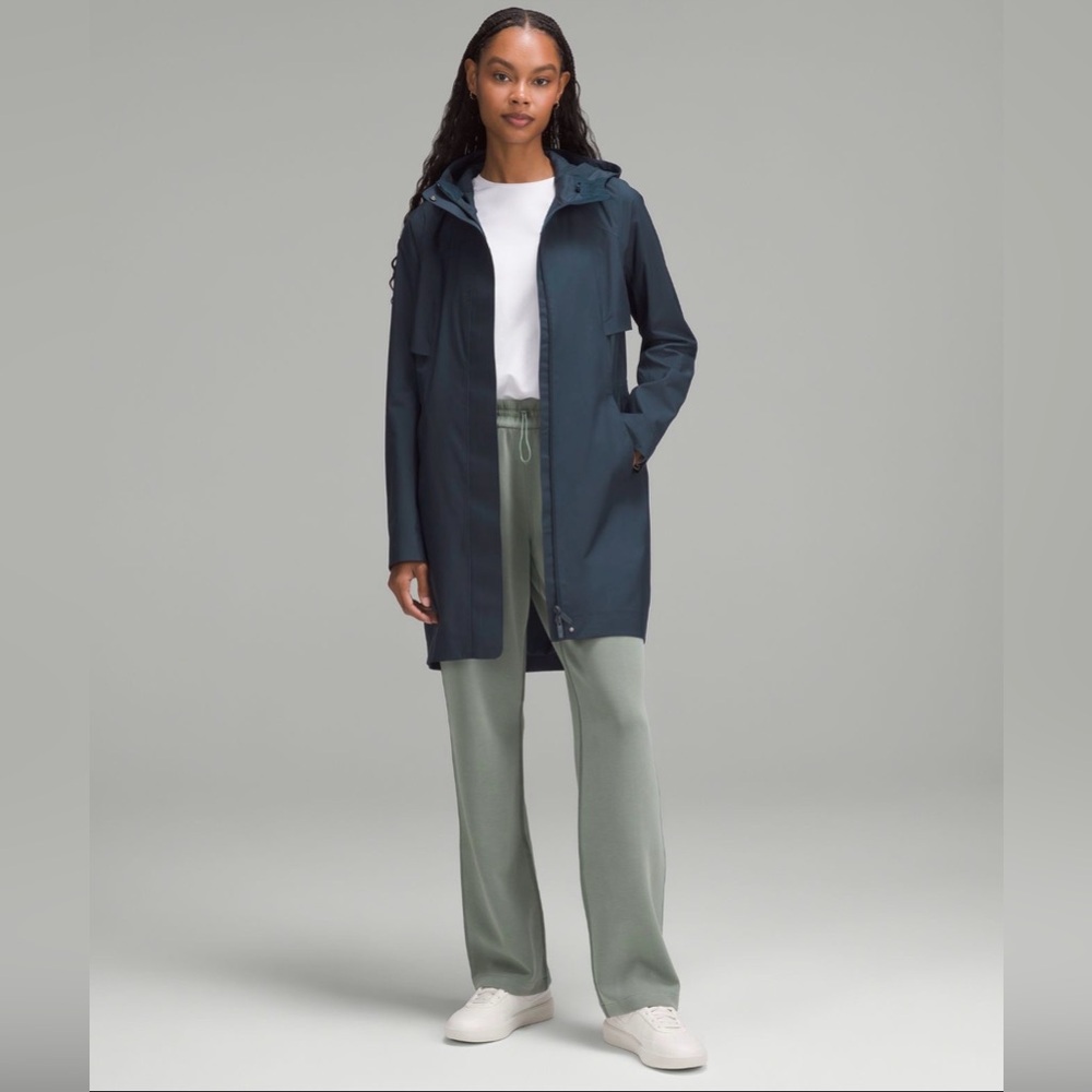 NWT LULULEMON RAIN REBEL JACKET SIZE 2 TRUE NAVY
